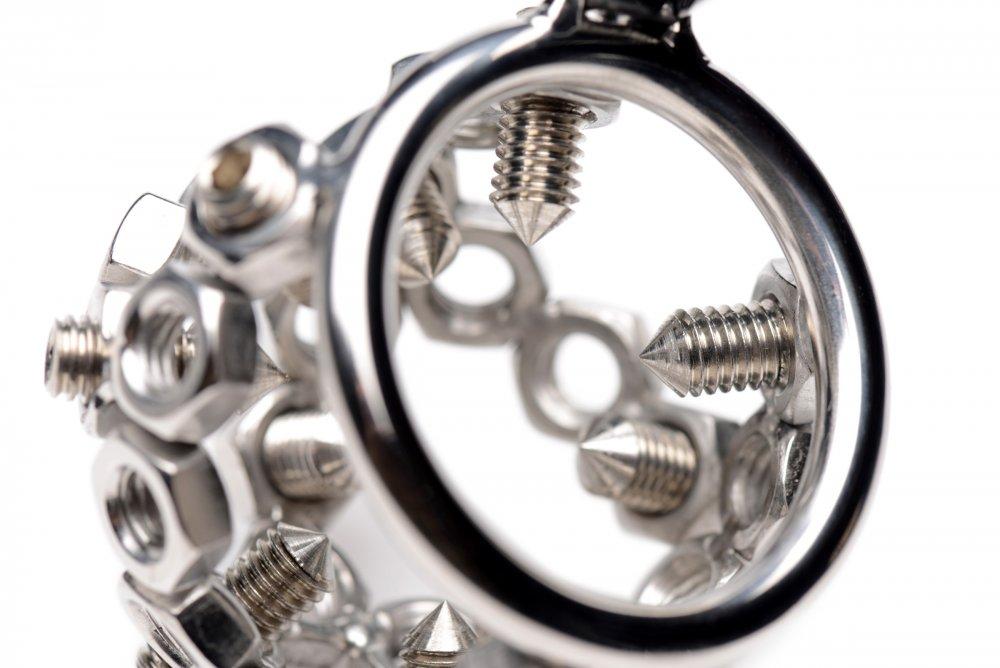 Cage de chasteté boulonnée avec pointes